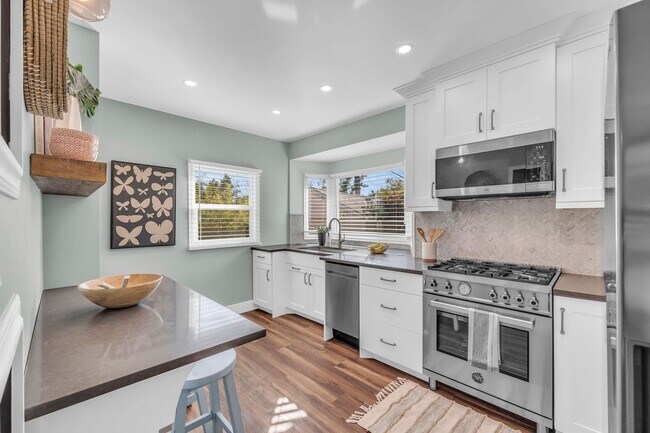 Building Photo - Stunning Single Family Home In Excellent L...