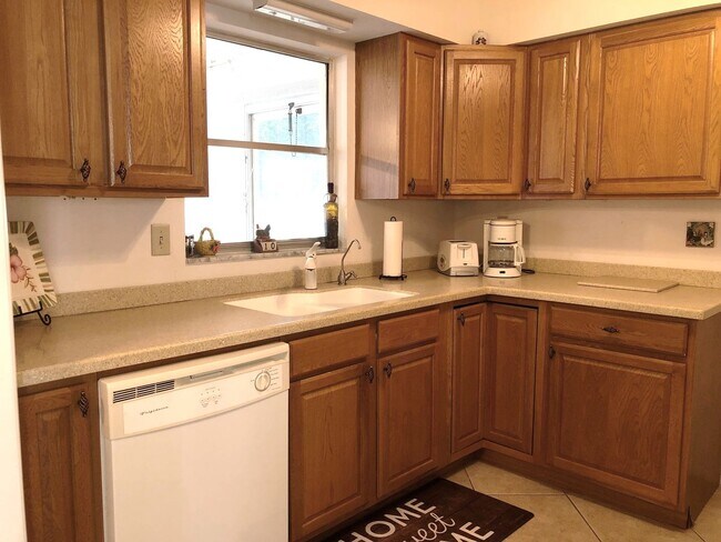 Building Photo - 280 E Seminole Dr
