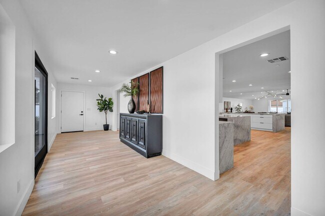 Building Photo - Meticulously renovated single-story contem...
