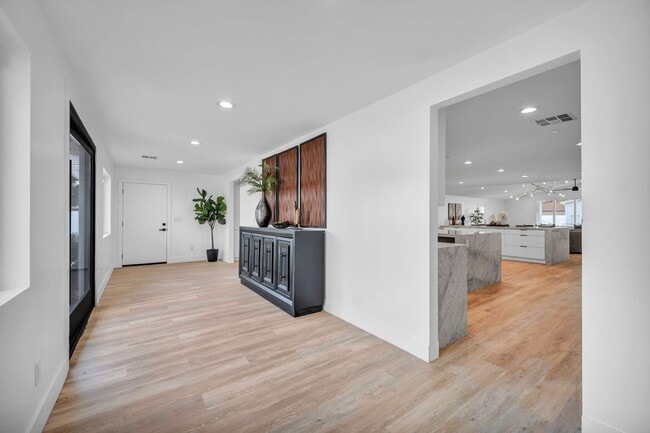 Building Photo - Meticulously renovated single-story contemporary estate