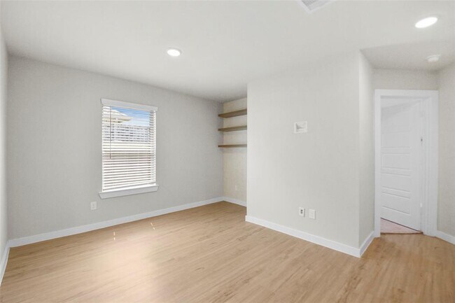Building Photo - 18811 Cottonwood Bayou Ct