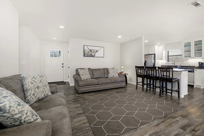 Primary Photo - 3028 N Malinda Dr
