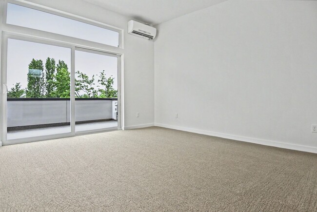Building Photo - AVAILABLE AUGUST 14th! Modern Townhome w/ Private Balcony, AC, & Reserved Parking in Central Area