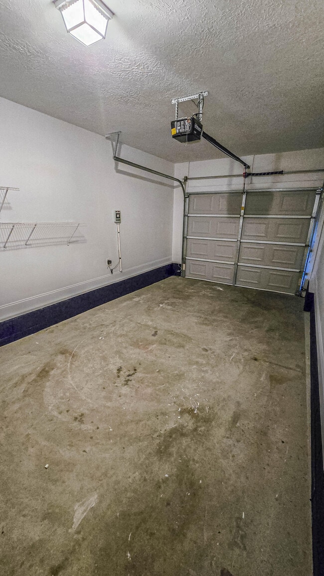 Building Photo - 831 Landing Dr