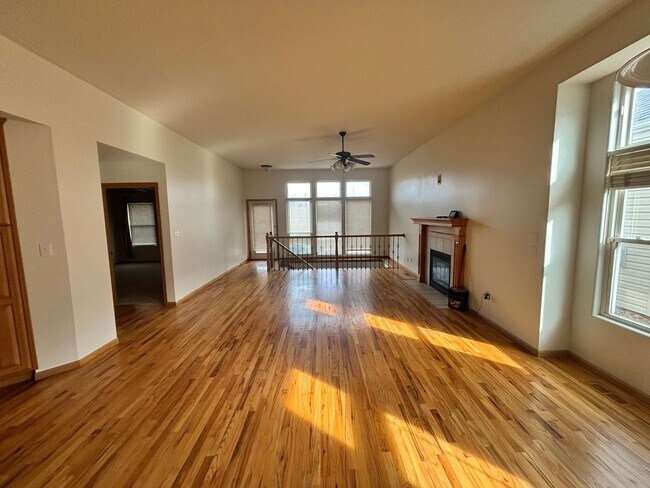 Building Photo - Beautiful 3 bed 3 bath duplex located in quiet neighborhood!