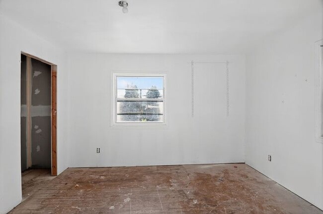 Building Photo - 2405 W 10th St