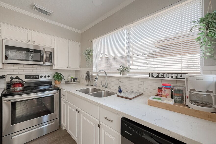 Building Photo - 16026 Hidden Acres Dr