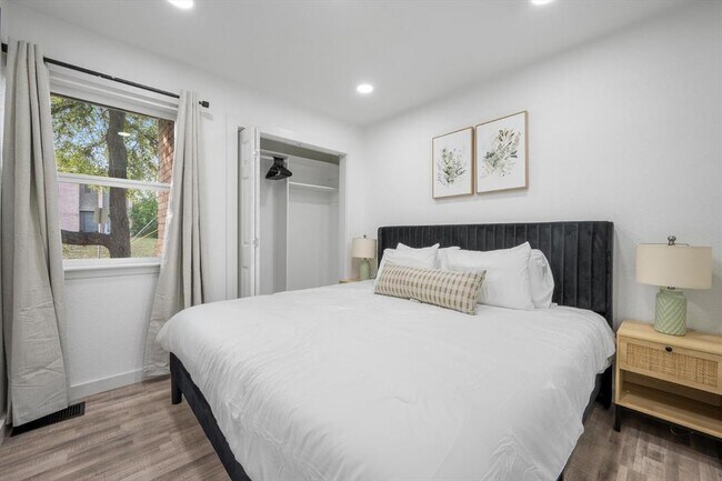 Building Photo - 6413 Chimney Creek Cir