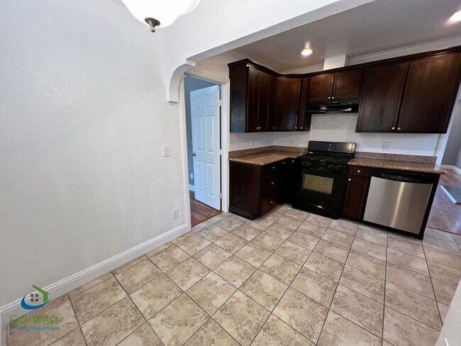 Building Photo - $4000 Beautiful Cottage Style 2 Bed 1 Bath...