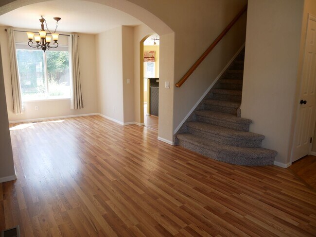 Building Photo - 4 Bedroom, 3.5 Bathroom Home with A/C! - A...
