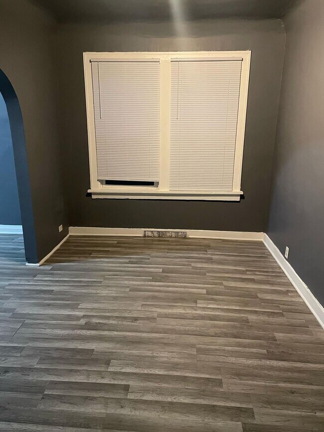 Building Photo - Section 8 Welcomed Large 2 Bedroom