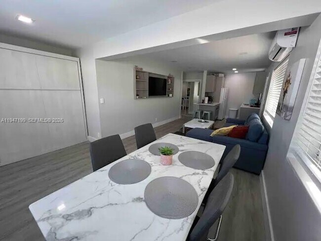 Building Photo - 1925 Dewey St