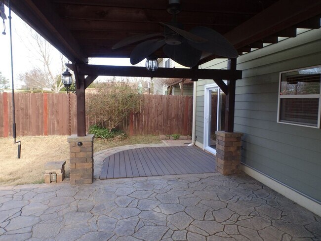 Building Photo - Prime Newnan location, close to everything...