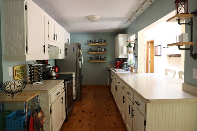 Building Photo - 576 S South Long Lake Rd