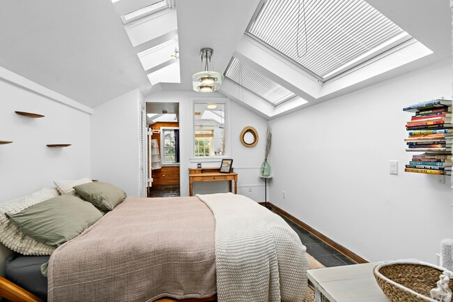 Building Photo - 304 N Alfred St