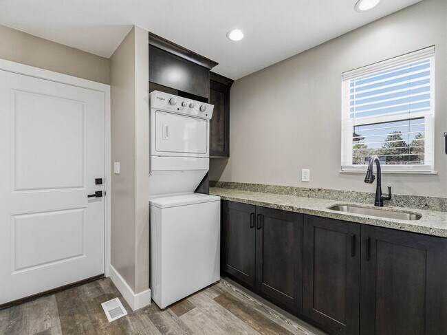 Building Photo - RES_O VAN DER WATT_14512