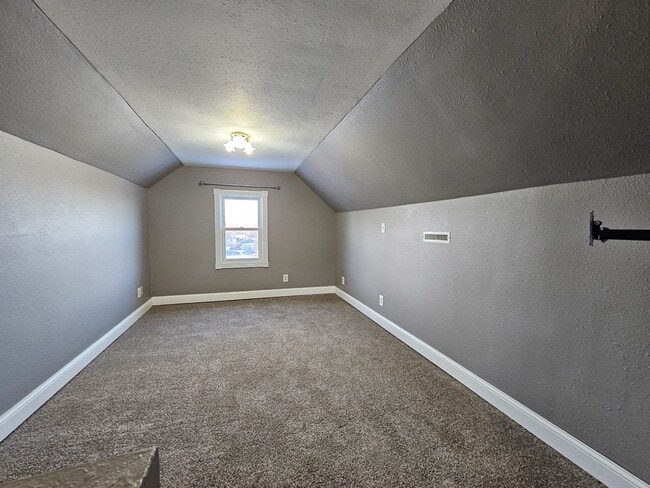 Building Photo - 3 bedroom, 1 bath home with attached garage, off Mt. Vernon Rd.