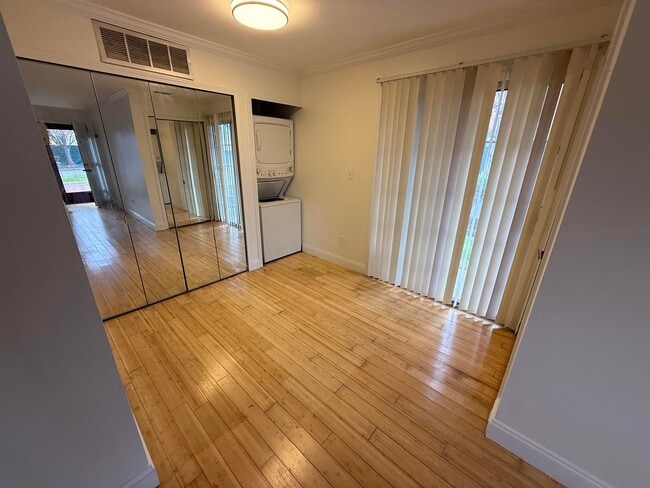 Building Photo - 10 Society Hill Dr N