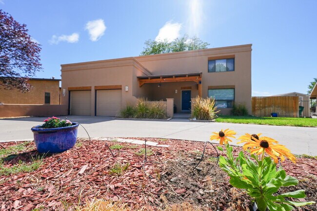 Building Photo - Private Room with Private Bath in Spacious...