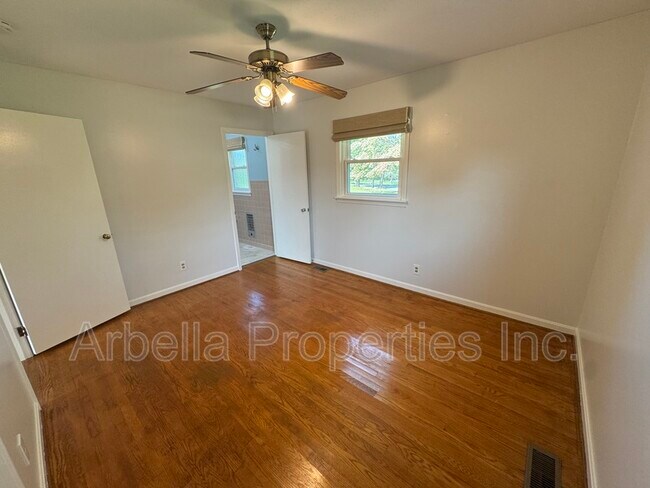 Building Photo - 1713 Seward Dr