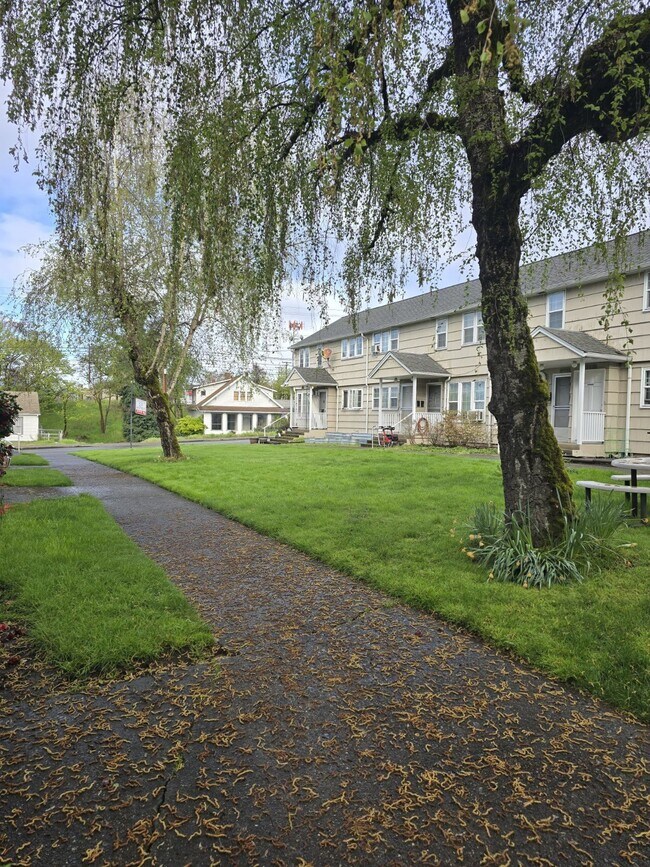 Building Photo - 447 NE Winchester St