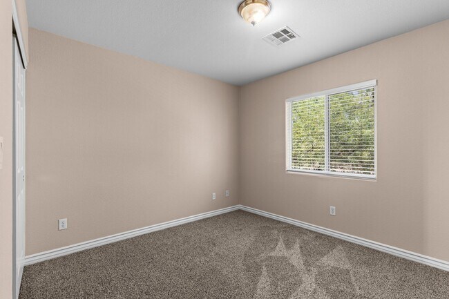 Building Photo - NW!! GATED!! Playground!!!Low maintenance ...