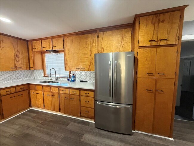 Building Photo - 521 S Oak Ave