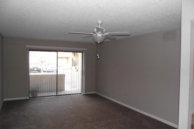 Building Photo - 5293 Vineland Rd