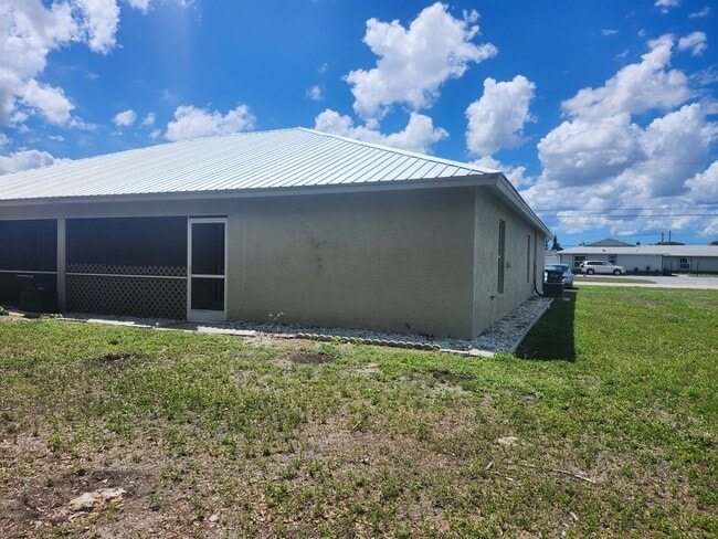 Building Photo - 3 bedroom 2 bath 1 car garage duplex