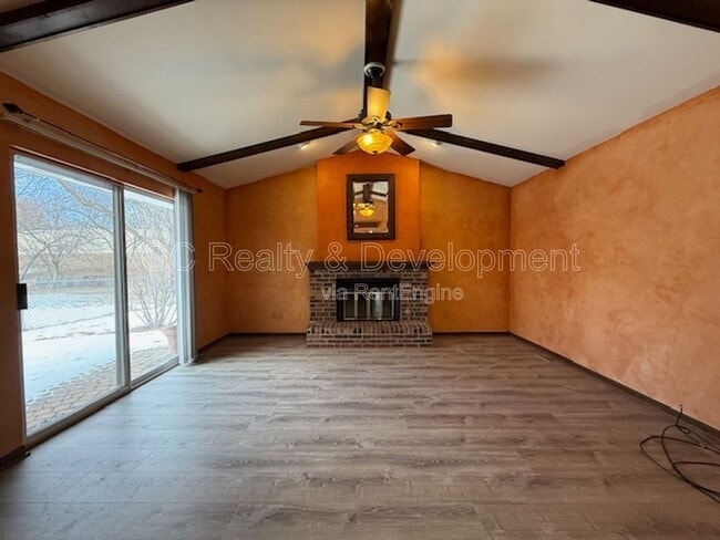 Building Photo - 944 Shady Ln