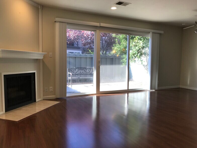 Living room 1 - 497 Daisydell Court