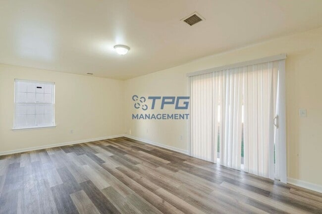 Building Photo - 33 Viking Ave