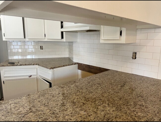 Building Photo - 634 N Caddy Ln