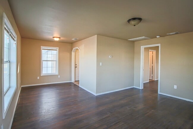 Building Photo - Spacious 1/1 Close to TTU & Downtown