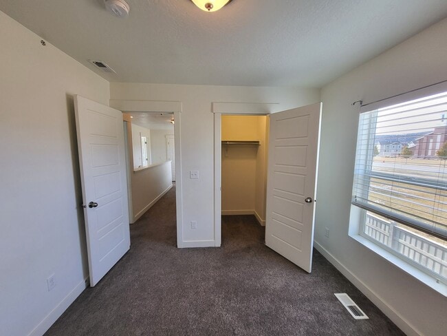 Building Photo - Single Family Home Eagle Mountain