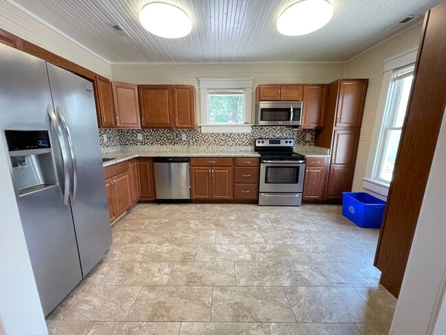 Building Photo - Stunning, renovated 7br home in the heart ...