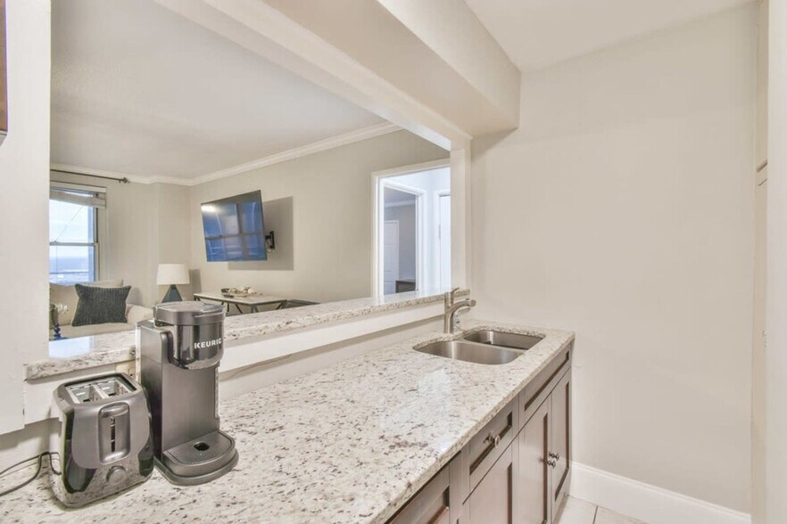 Building Photo - 300 W Peachtree St NW