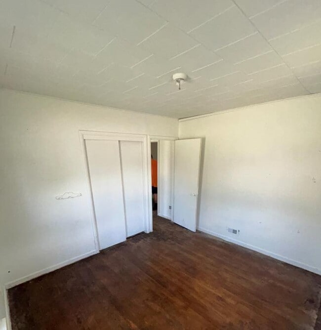 Building Photo - 1049 E Oak St