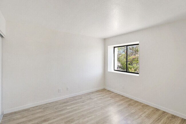 Building Photo - 3 Bed, 2.5 Bath Henderson Beauty