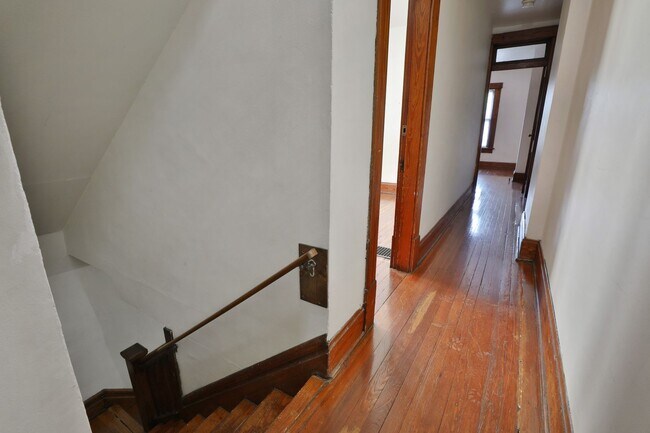 Building Photo - 4 Bedroom North Campus Newly Remodeled Hou...
