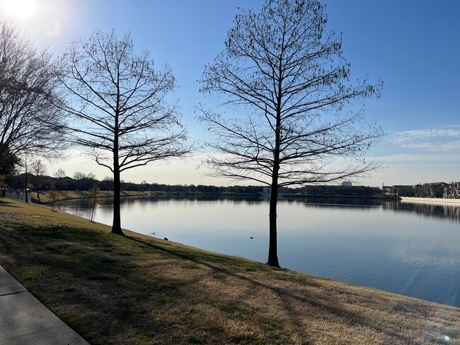 Building Photo - 817 La Cima