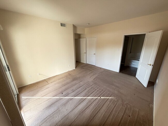 Building Photo - Charming 2Bed/Bath Condo located in a beautiful gated community in the Southwest.