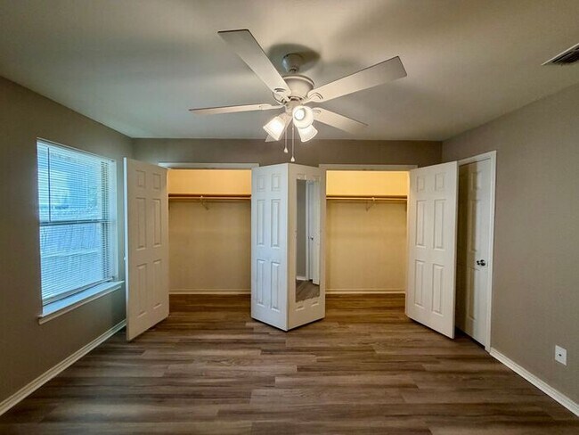 Building Photo - 2 Bedroom, 2 Bathroom Duplex!