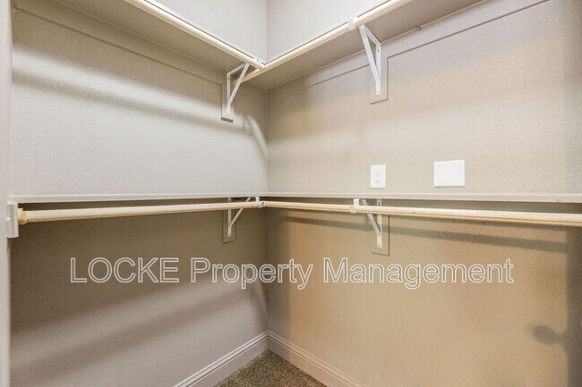 Building Photo - 512 E Akard St
