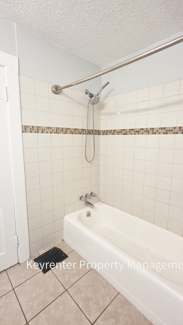 Building Photo - 2 Bed 1 Bath rare to rent!