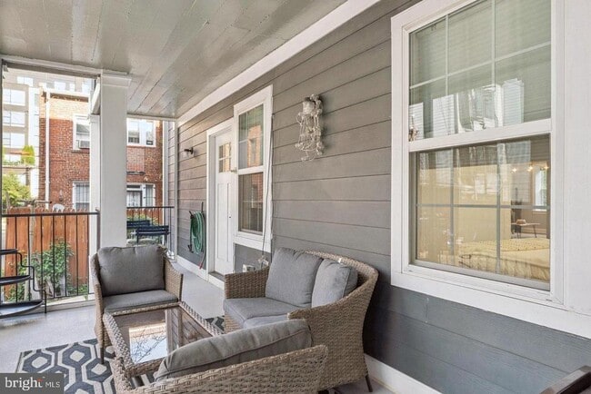 Building Photo - 718 Jackson St NE