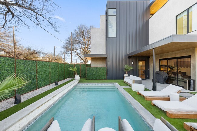 Building Photo - 1304 Comal St