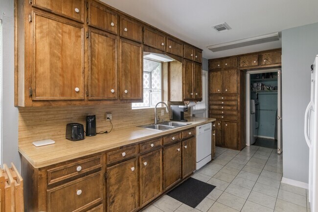 Building Photo - 3212 Thornwood Dr