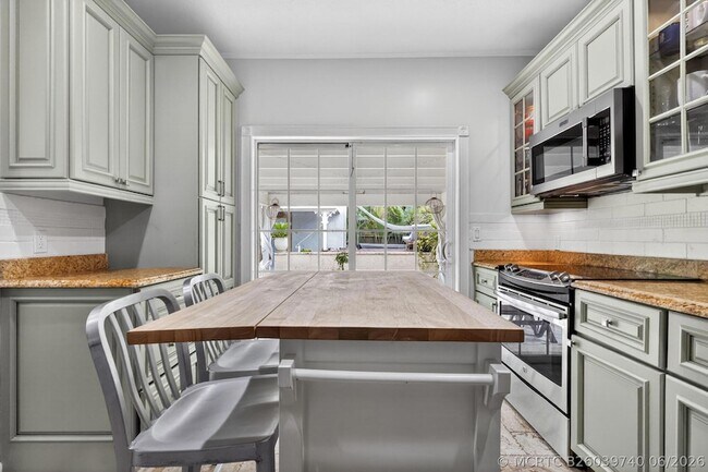 Building Photo - 412 El Prado