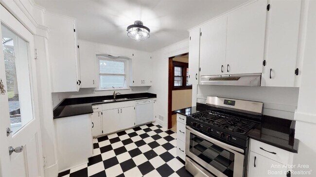 Building Photo - 1705 Jackson Ave